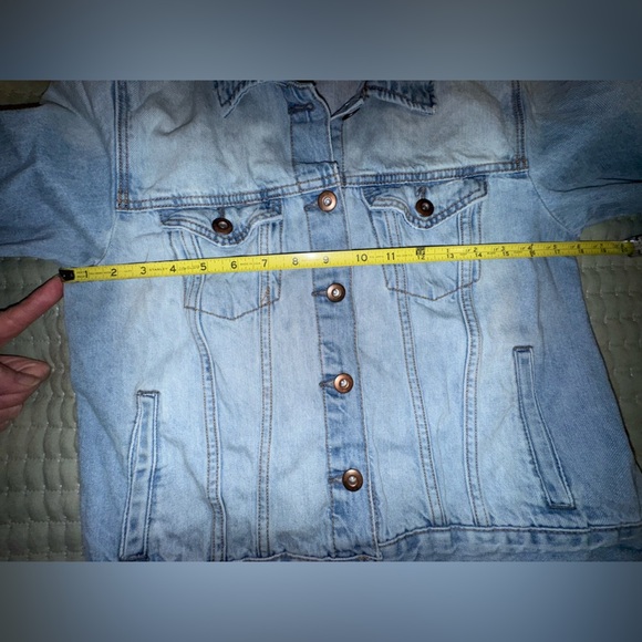 Forever 21 Jean Jacket Women Sz M Pocket Denim Button Up Long Sleeve Light Wash - Picture 10 of 13